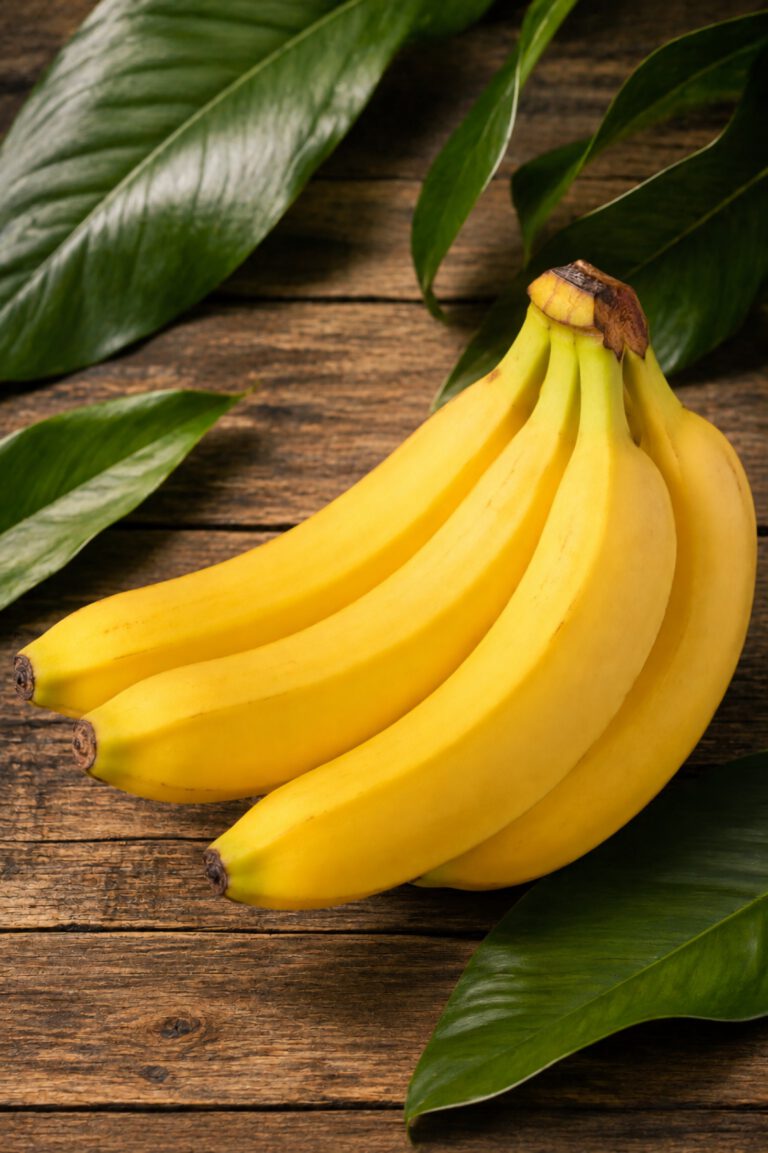 Bananas maduras en primer plano sobre madera