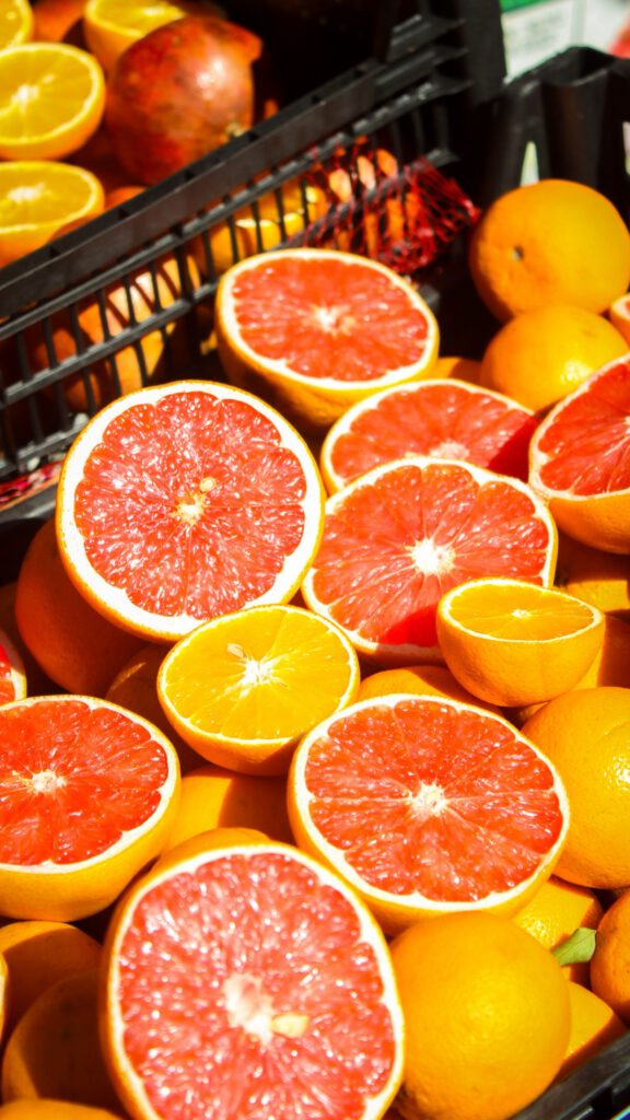 Cítricos cortados: pomelos y naranjas