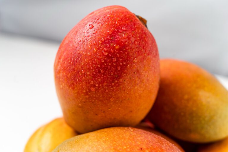 Mango fresco en primer plano con gotas de agua
