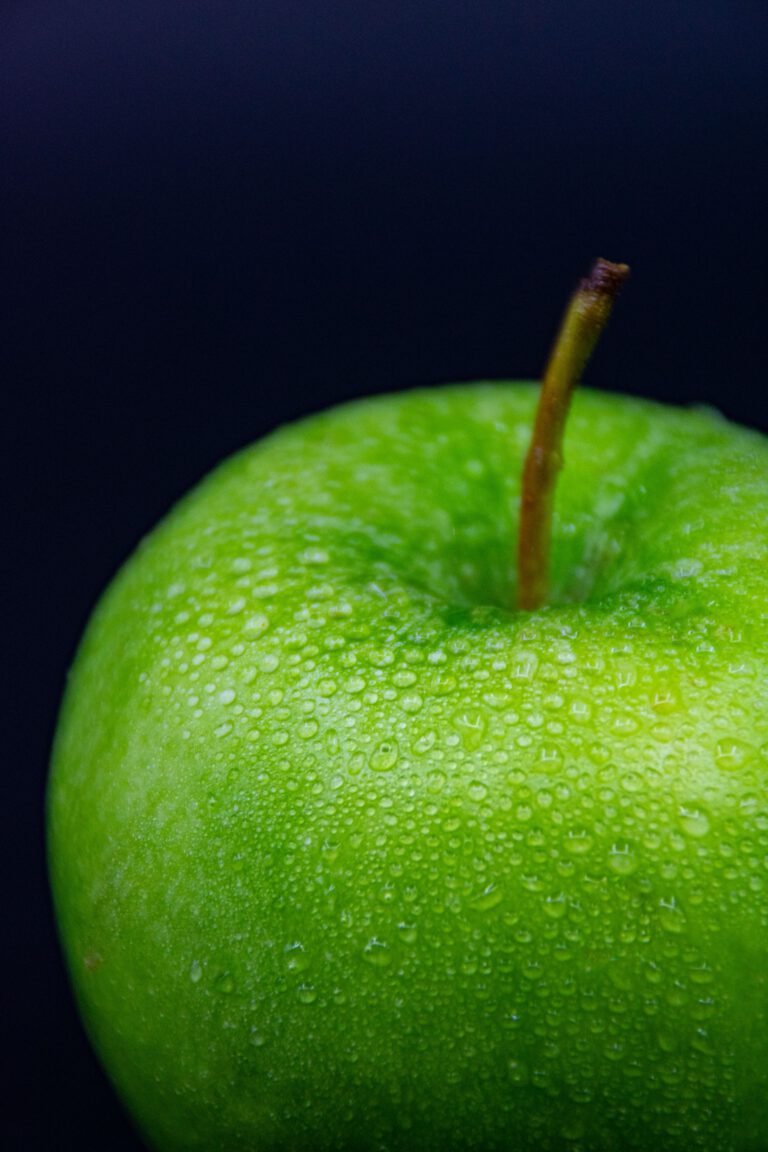 Manzana verde Granny Smith en primer plano sobre fondo oscuro