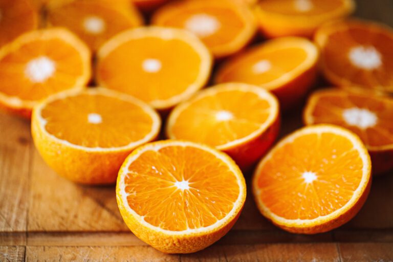 Naranjas cortadas a la mitad en primer plano
