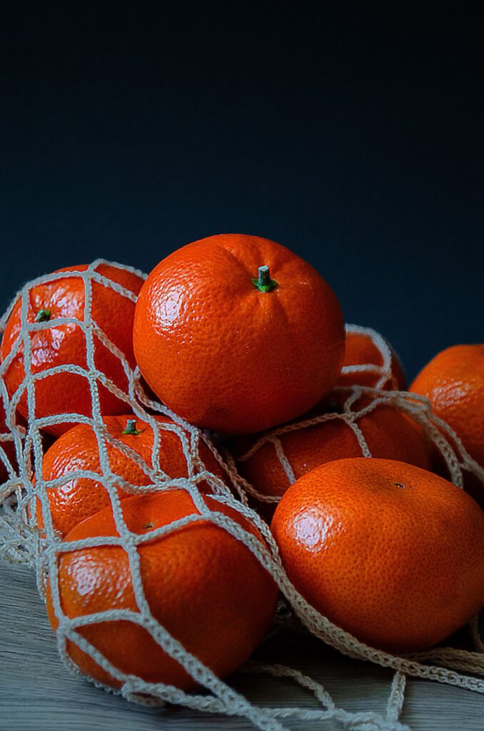 Naranjas frescas en red de mercado